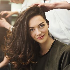 Inicio 1 httpselements.envato.comwoman sitting at beauty salon making hairdo 8YRMVQ7 1
